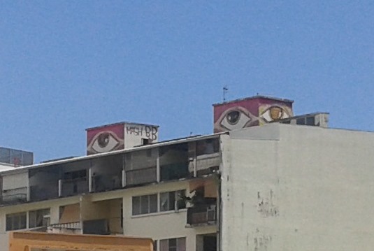 b bird yeux sur les toits street art