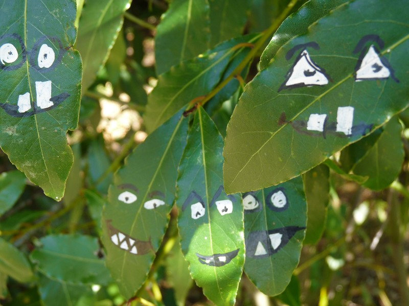 monstre-street-art-vert-feuilles-bande