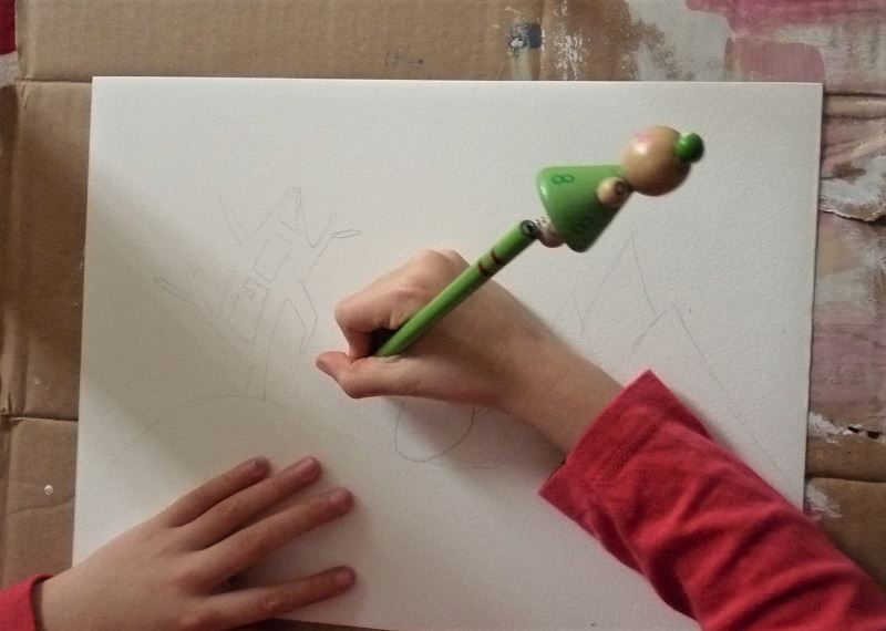 enfant dessin sur feuille blanche au crayon