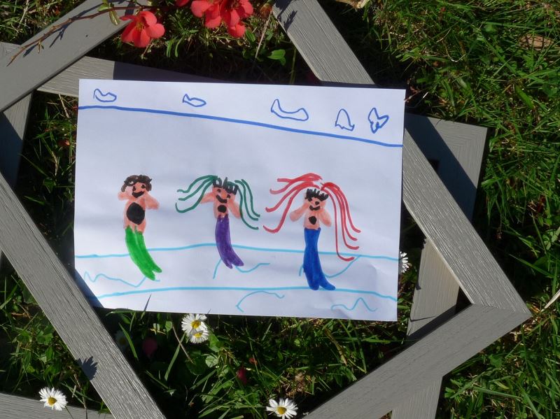 dessin d'enfant sirenes mer cheveux dans l'herbe cadre
