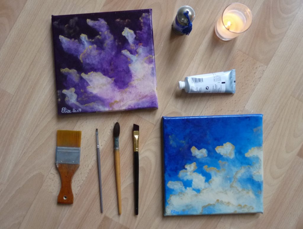 flatlay tableaux d'Elize nuages bleus pinceaux