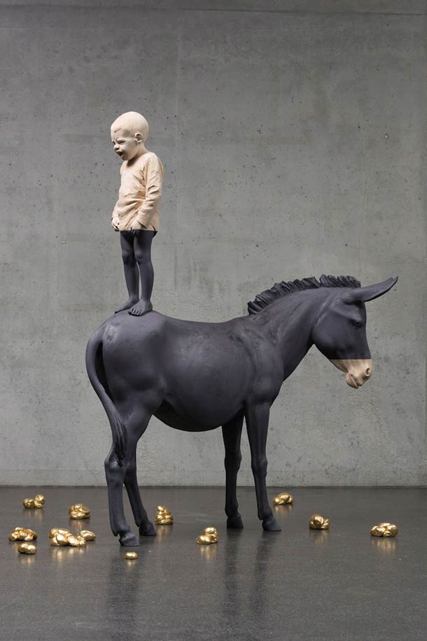 willy verginer sculpture en bois enfant debout sur cheval