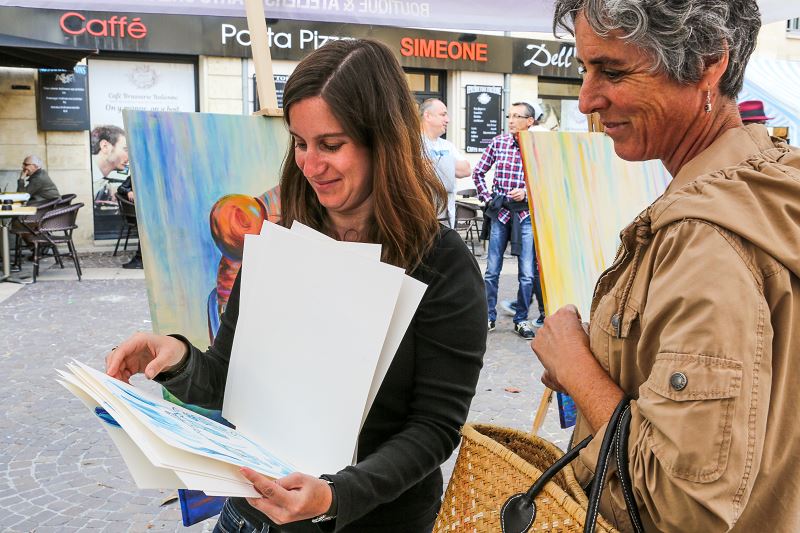elize artiste peintre peindre en public tableau marché échanger discuter