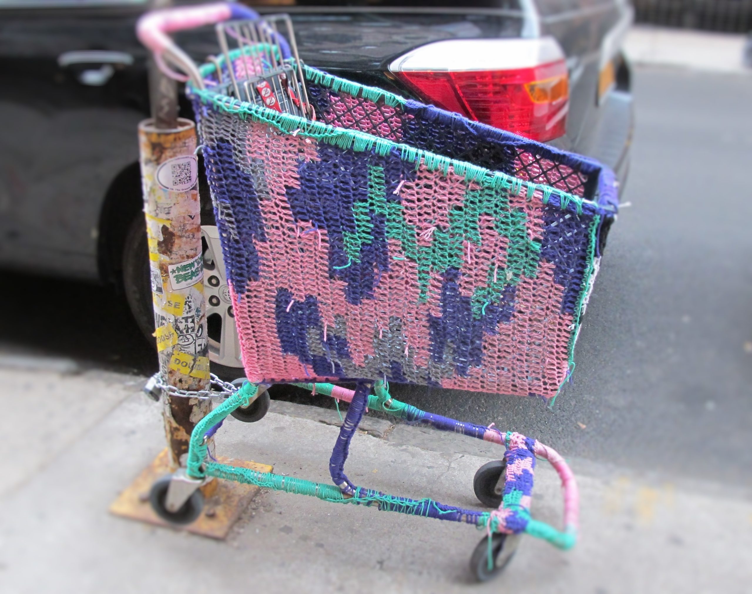 chariot tricoté dans une rue - yarn bombing