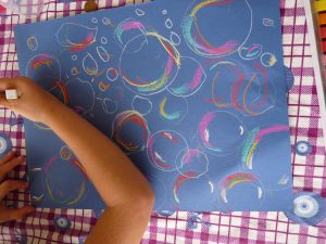 dessin fond bleu bulles enfants