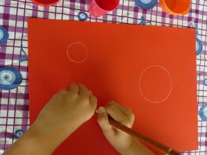 feuille rouge cercle blanc enfant