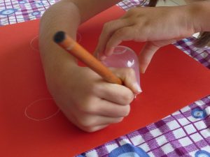 dessiner contourner papier rouge