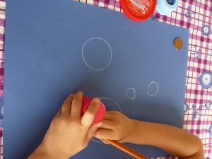 dessiner contour trait main enfant