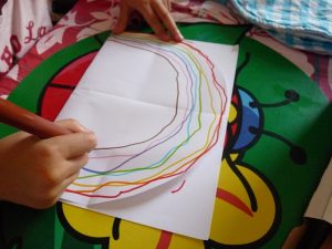 arc-en-ciel carte pop-up enfant activité dessin feutre