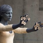 willy verginer sculpture en bois fleur dans les mains femme