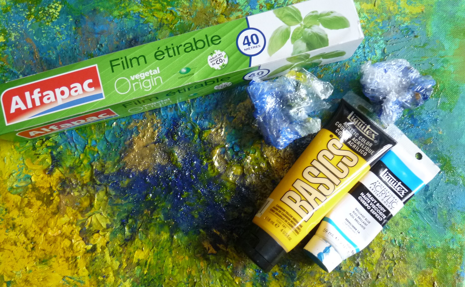 peindre avec du film étirable alfapac abstrait liquitex jaune bleu basics